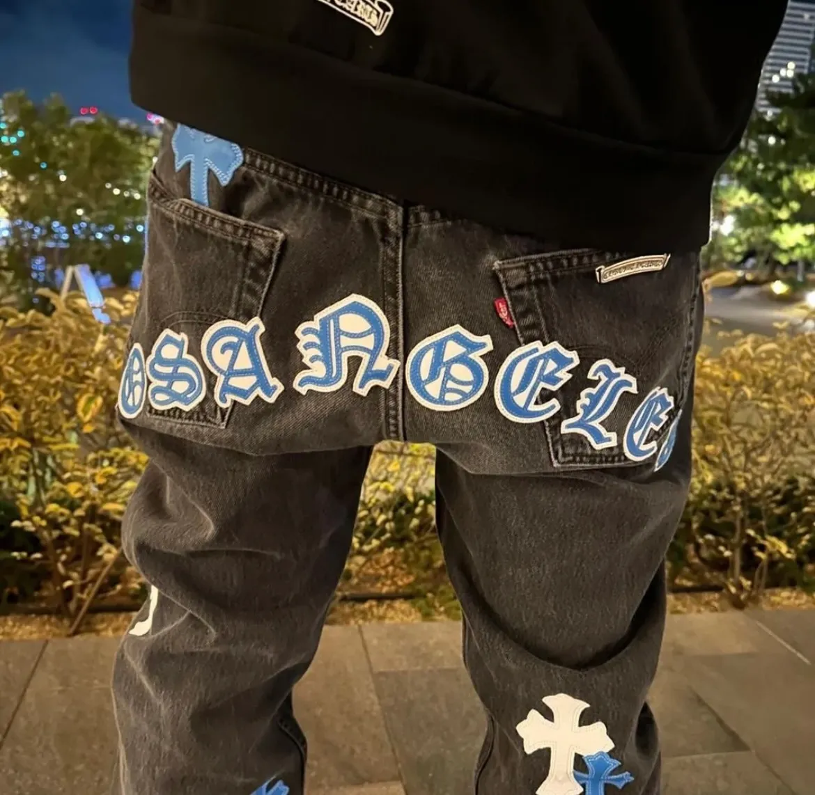 P260 [Next day] Chrome Hearts | Chrome Hearts CH city limited series Sanskrit cross patch leather jeans - black and blue color matching - "Los Angeles" limited edition jeans. The finished products need to be washed and then disassembled and hand-ordered. The sheepskin cross leather is then spliced ​​to complete. The whole piece requires too much craftsmanship to explain. The texture can be seen in hand, and it looks good. The upper body effect is particularly stiff and stylish, super stylish. The same style for men and women - Color: black and blue. Size: 28 30 32 34. Corresponding sizes s-xl. Available in stock and shipped in seconds. Detailed sizes can be found in Figure 9.
